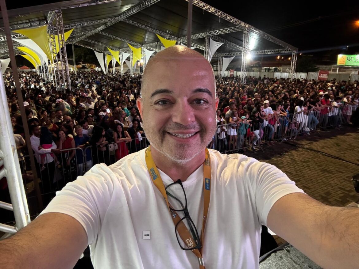 Cacá Silva recebe a Medalha do Mérito Distrital da Cultura "Seu Teodoro"