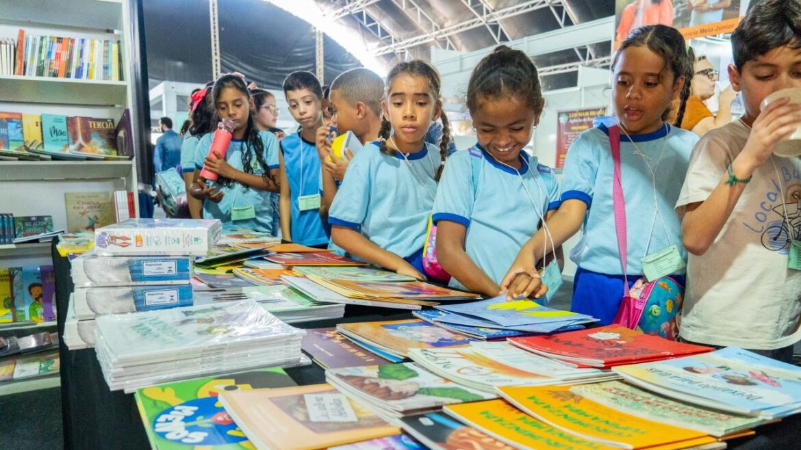 Feira do Livro de Brasília 2025 recebe estudantes da rede pública na Semana do Meio Ambiente