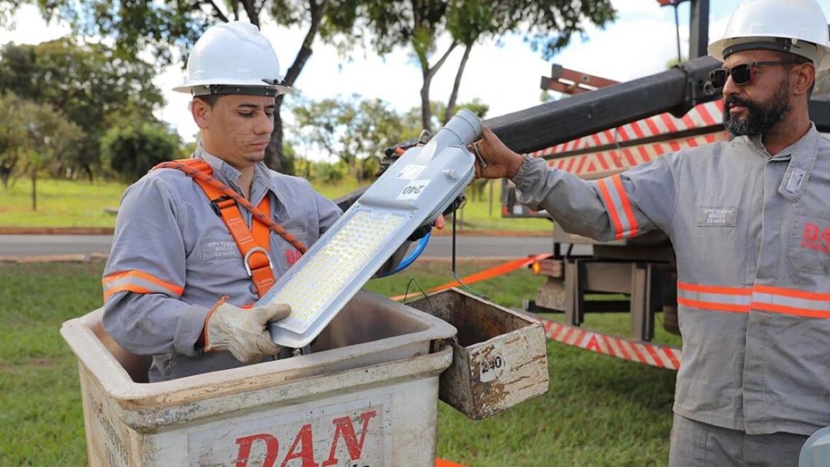 Instalação de 82,5 mil luminárias de LED moderniza a iluminação pública do DF