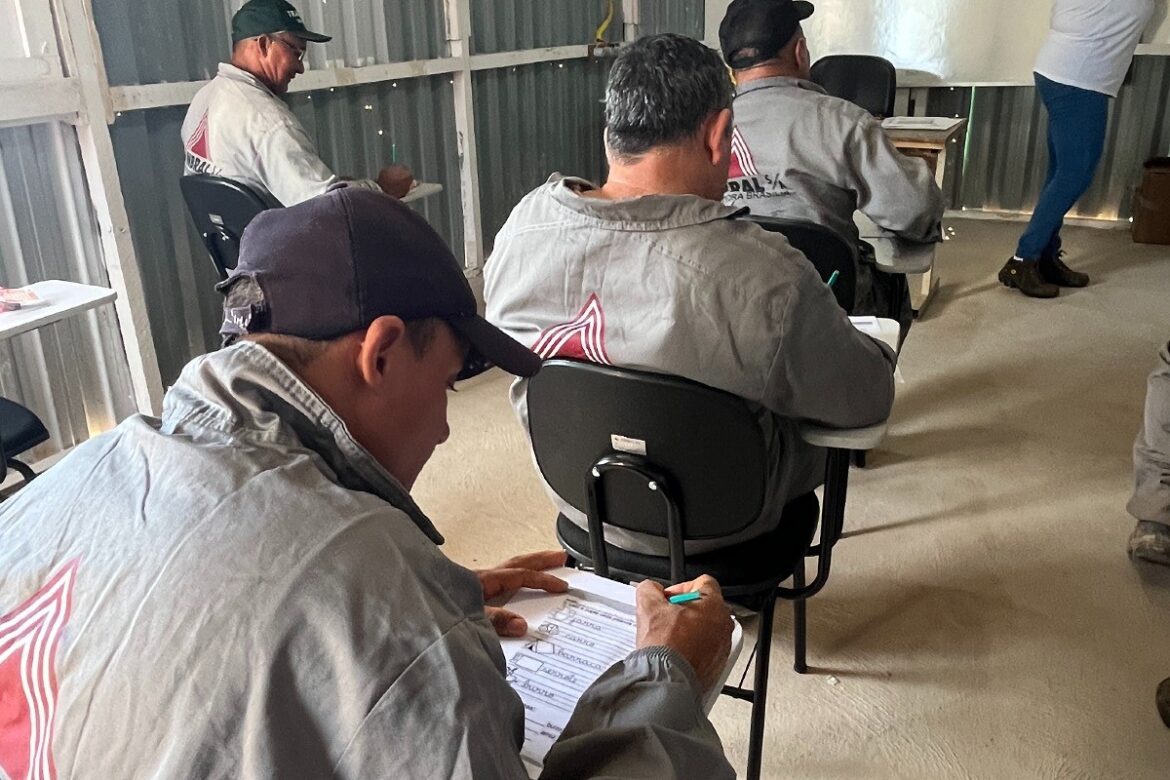 Programa de alfabetização leva educação para dentro dos canteiros de obras