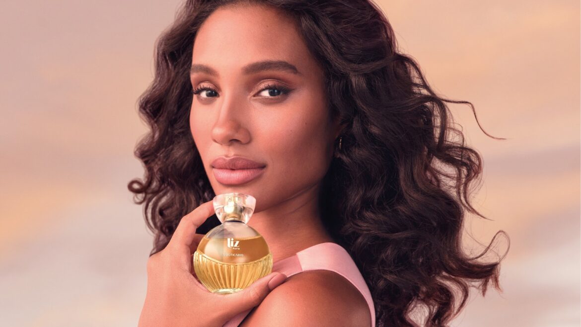 Liz, marca pioneira de perfumaria feminina amadeirada no Brasil, expande o portfólio e apresenta o Novo Liz, fragrância que une a força da baunilha com as madeiras nobres