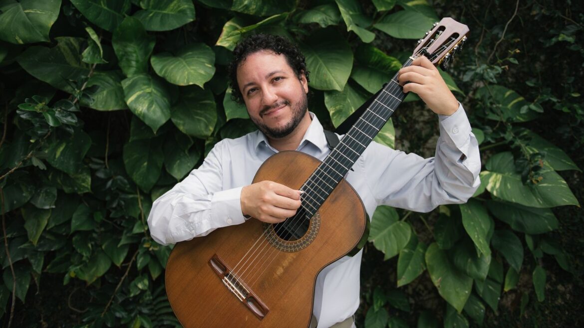 Biblioteca Demonstrativa recebe show “Brasiliense” com o violonista Alvaro Henrique
