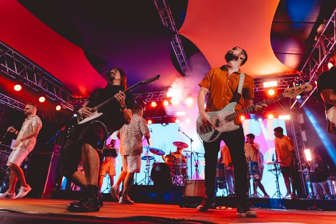 Bloco Eduardo & Mônica estreia no Capital Moto Week com show inédito