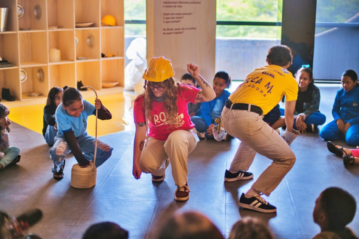 CCBB Educativo oferece experiência sensorial inclusiva na exposição "Arte Subdesenvolvida"