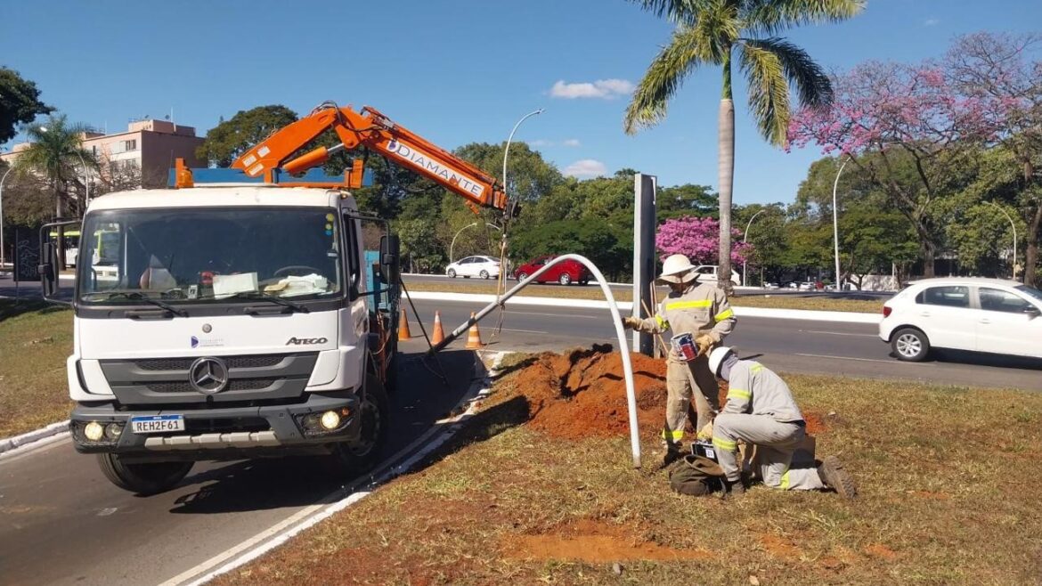 Iniciada força-tarefa para substituição de postes no Plano Piloto