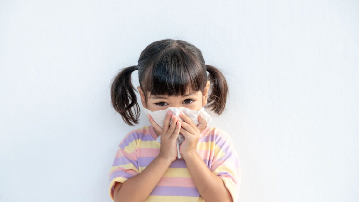 Com a chegada dos meses mais frios do ano, aumenta o número de casos de gripe, especialmente entre crianças pequenas, que são mais vulneráveis à doença. No Distrito Federal, de janeiro até 28 de junho, o Hospital Regional de Santa Maria (HRSM) — unidade administrada pelo IgesDF e referência em pediatria — notificou 1.102 casos de Síndrome Respiratória Aguda Grave (SRAG), sendo 60% deles em crianças de 1 a 5 anos. Entre os casos confirmados, 74,4% testaram positivo para o vírus influenza, com necessidade de internação em 27,3%. No mesmo período de 2024, foram registrados 446 casos — um aumento superior a 147%. Os dados são da Agência Brasília. Segundo a pediatra e neonatologista Dra. Renata Vasques Palheta Avancini, professora do curso de Medicina do Centro Universitário UNICEPLAC, o cenário exige atenção. “As crianças estão mais expostas a infecções respiratórias por ainda possuírem o sistema imunológico imaturo. Muitas vezes, é a primeira vez que entram em contato com diferentes cepas de vírus e bactérias. Por isso, essa fase exige vacinação adequada, tanto contra o vírus influenza quanto contra bactérias que causam infecções graves, como a pneumococo — responsável por pneumonias. Além disso, a frequência em creches e escolas favorece o contato com outras crianças e aumenta o risco de contaminação”, explica a médica. A influenza A se destaca por ser mais agressiva entre os pequenos. De acordo com a especialista, isso ocorre devido à maior virulência da cepa, o que aumenta a probabilidade de evolução para quadros graves, com necessidade de internações, inclusive em UTIs. “Os principais sinais de alerta são chiado no peito, barulho para respirar, batimento das asas do nariz, afundamento do tórax ao respirar, febre alta, recusa alimentar, sonolência e letargia. Crianças menores de dois anos, principalmente abaixo de três meses, devem ser avaliadas com urgência em caso de qualquer sinal de agravamento. Nessas situações, toda atenção é fundamental”, alerta Dra. Renata. A professora do UNICEPLAC também orienta sobre medidas essenciais de prevenção. Ela recomenda que crianças e adultos com sintomas respiratórios façam uso de máscara para evitar a disseminação do vírus. A vacinação contra influenza e pneumonia é fundamental, assim como a lavagem nasal frequente. Pais devem evitar enviar os filhos à escola se estiverem doentes e, no caso de bebês menores de três meses, o ideal é não levá-los a locais com aglomeração de pessoas. Também é importante evitar visitas a recém-nascidos e puérperas. Já para gestantes, a especialista reforça a necessidade de manter em dia as vacinas contra a influenza e a coqueluche. “Vacinar e adotar medidas simples pode salvar vidas. Prevenir é sempre o melhor caminho”, completa a pediatra.