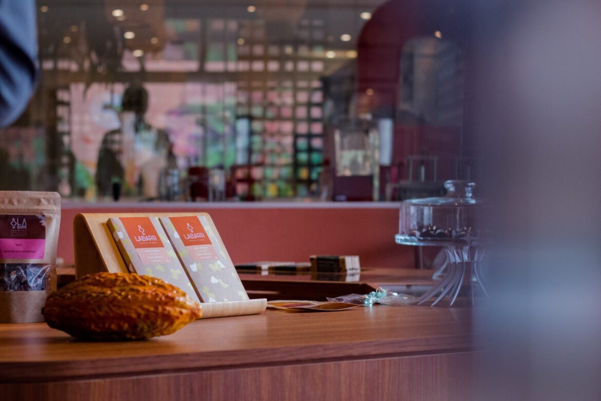 Pioneira do bean-to-bar no DF, Labarr celebra nova fase do chocolate