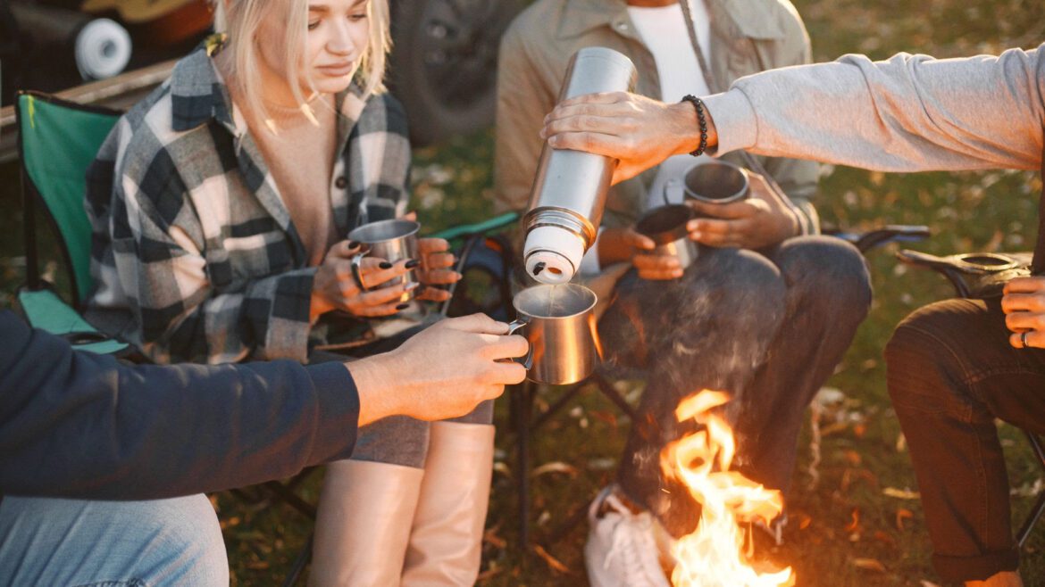 Bebidas típicas das festas julinas, como quentão e vinho quente, combinam tradição e inovação no inverno brasileiro