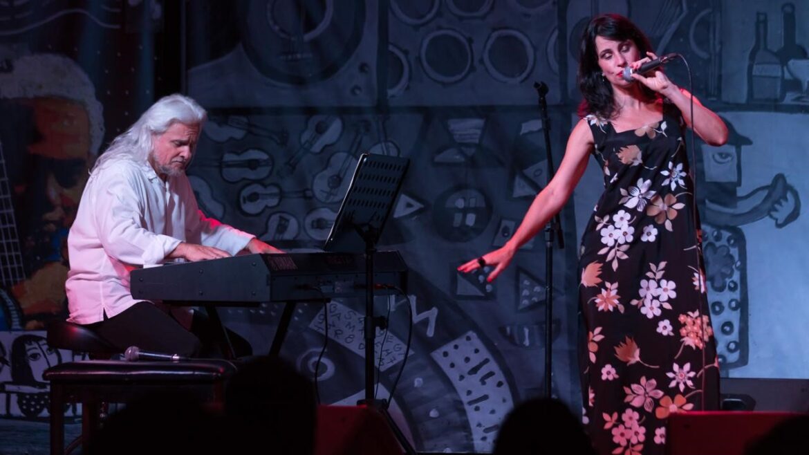 Raízes Musicais : música de resistência com Célia Porto e Rênio Quintas Trio