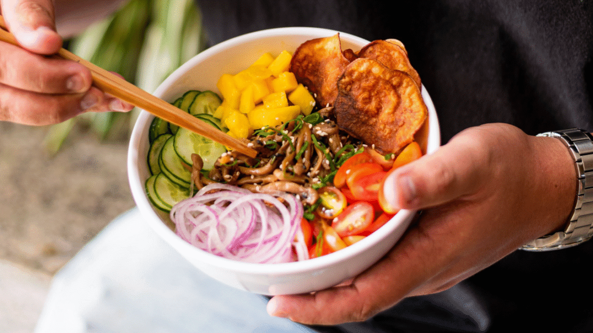 Saladas e pokes refrescantes são opções para enfrentar a seca de Brasília