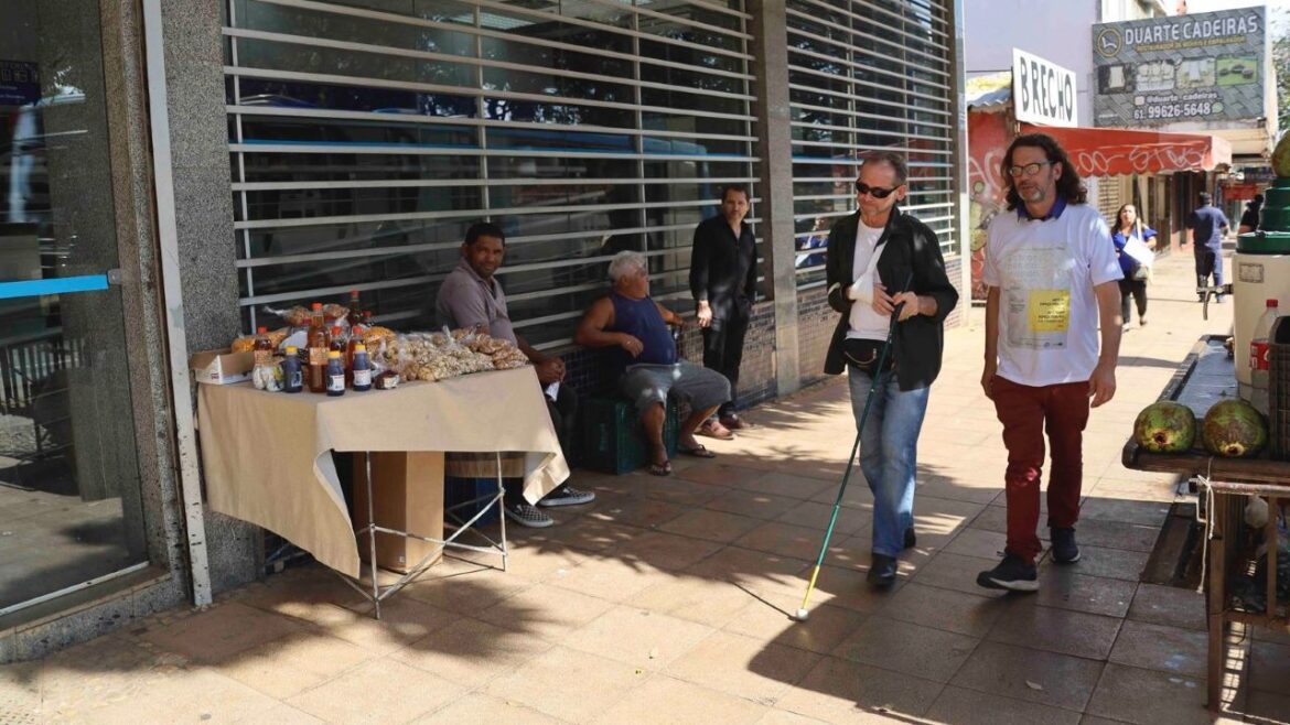 Sob os pés do mundo: uma experiência sensorial em Brasília