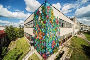 Mural com exposição artística - Reprodução