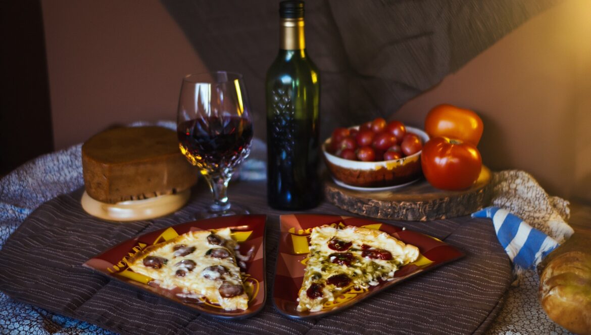 Queijo canastra e linguiça artesanal estão entre os ingredientes da pizza de pão de queijo da Iguarias de Minas