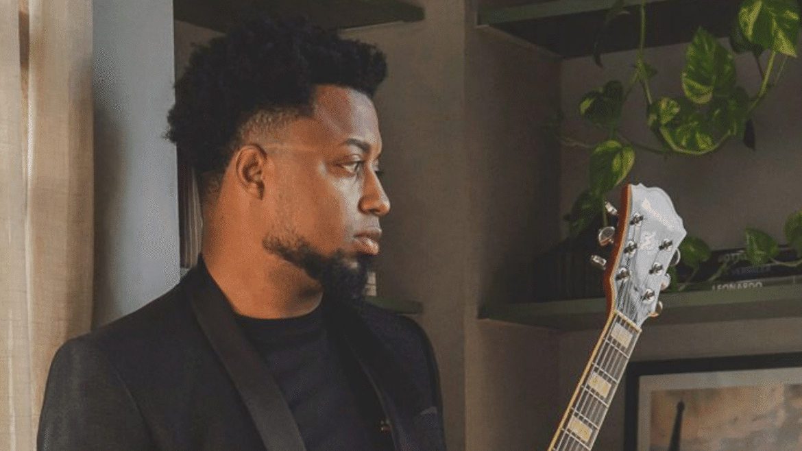 Jimi Oliver faz show da turnê "Aurora", no projeto Sextas Musicais