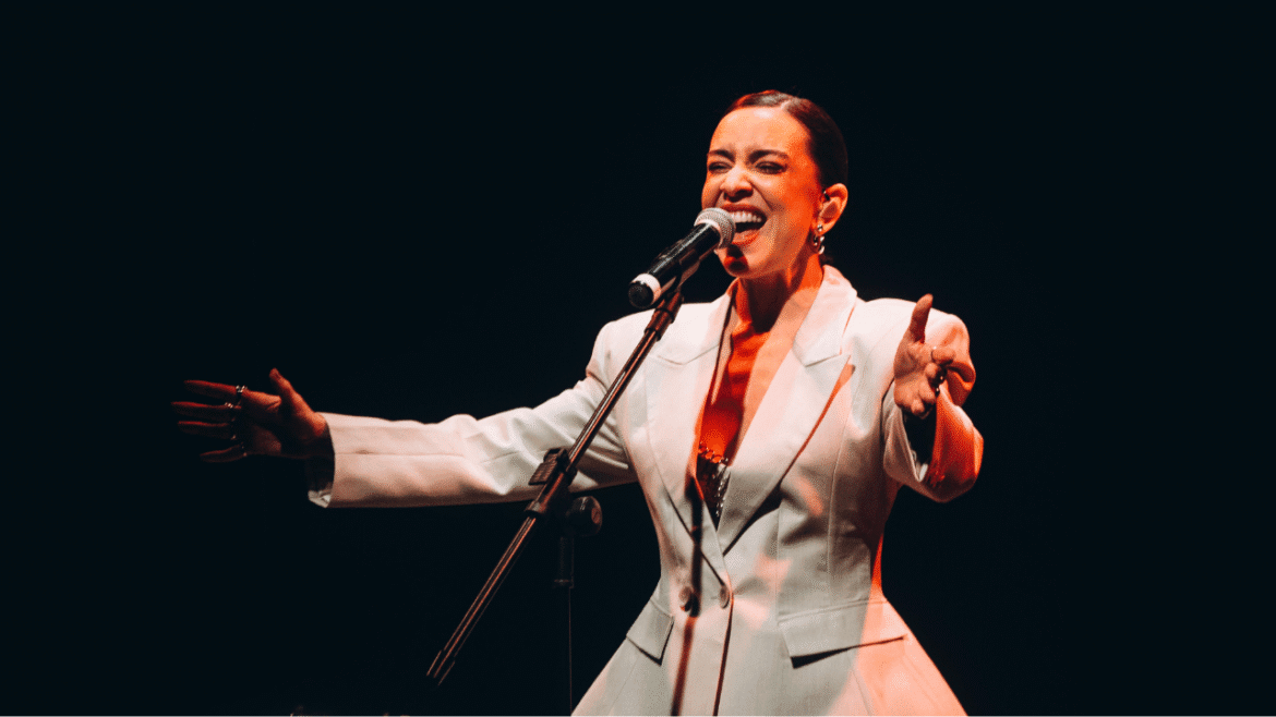 Casa do Cantador recebe Roberta Sá em espetáculo gratuito no Festival Canto a Canto