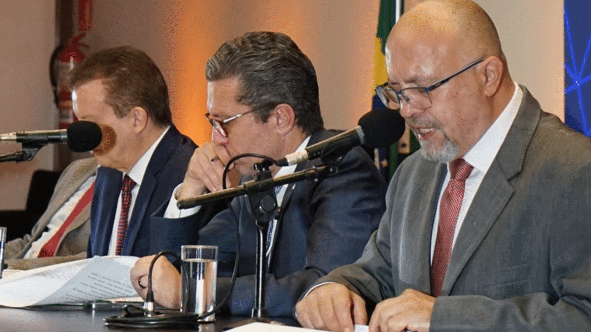 Simpósio Internacional sobre IA e Democracia reúne mais de 250 participantes e lança livro de Marcelo Senise em Brasília