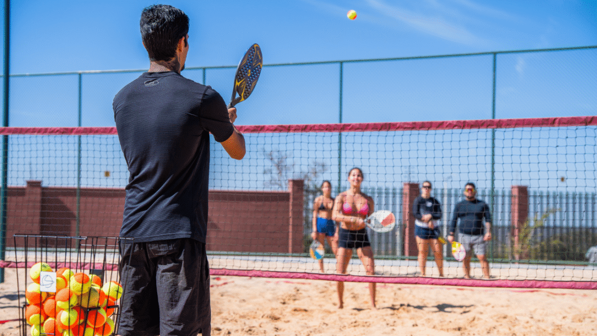 Esporte, lazer e integração: Jardins Genebra inaugura aulas de tênis, beach tênis e futevôlei para moradores