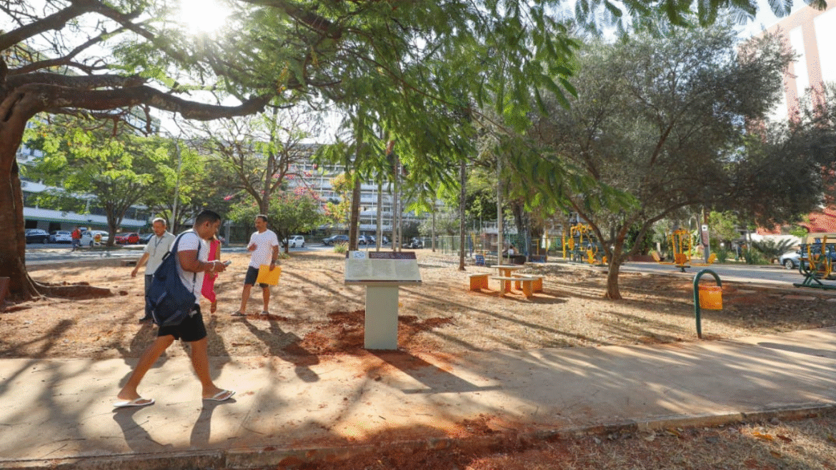 SQS 106 recebe placas que destacam marcos históricos de Brasília e aproximam moradores da memória da capital