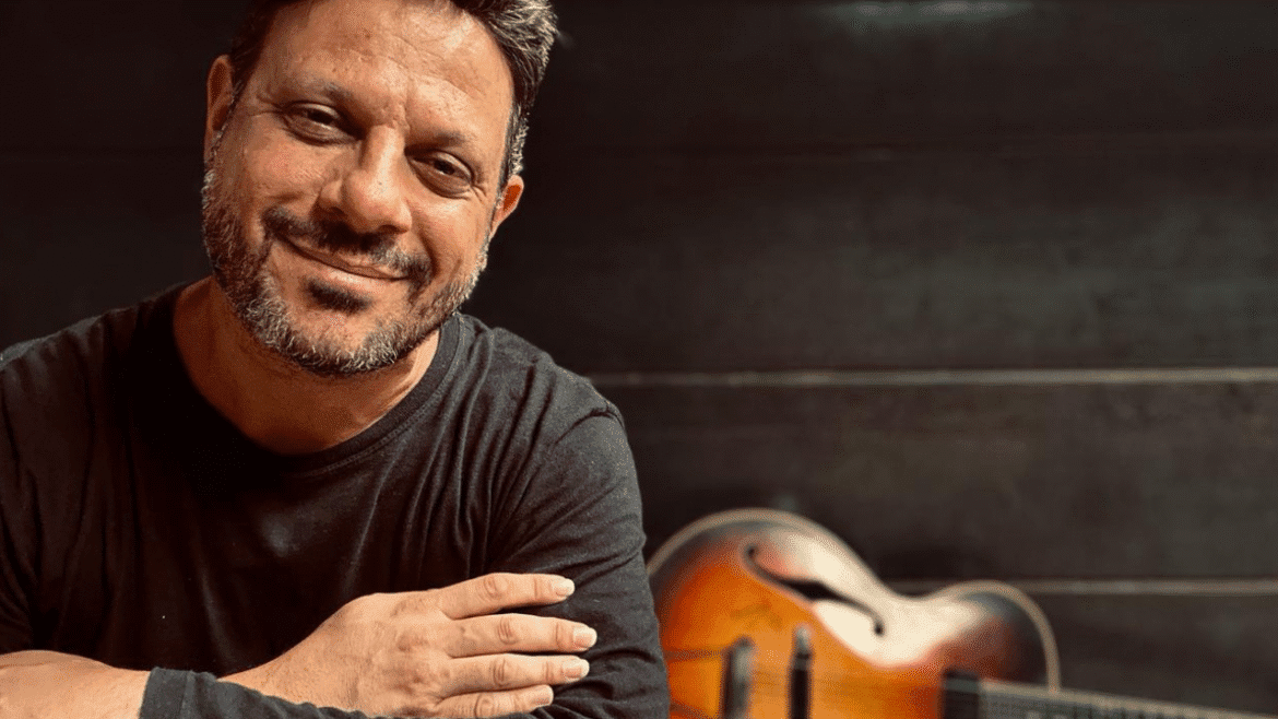 Tico de Moraes apresenta show "Chiclete eu misturo com Banana" no CTJ Hall