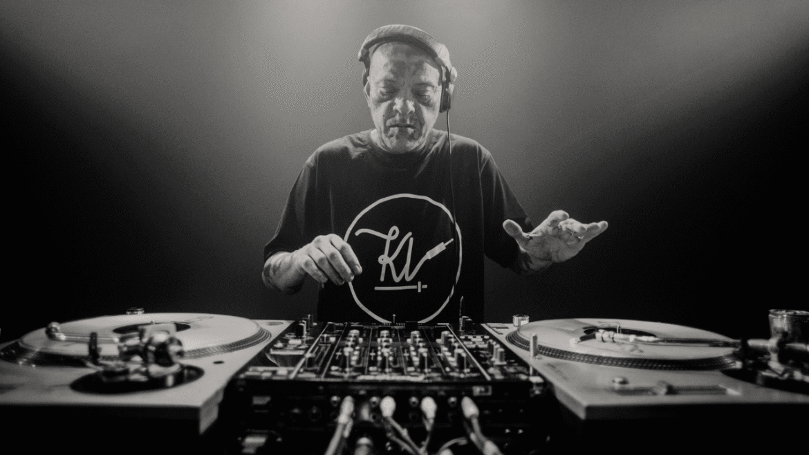 Encontro vibrante entre música e arte urbana: KL Jay comanda o encerramento do Festival Vulica em Brasília