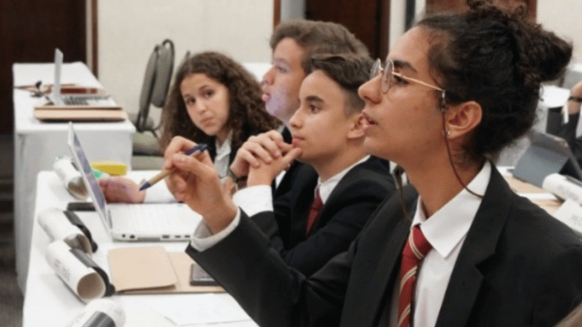 Hayek Global College promove simulação diplomática em inglês