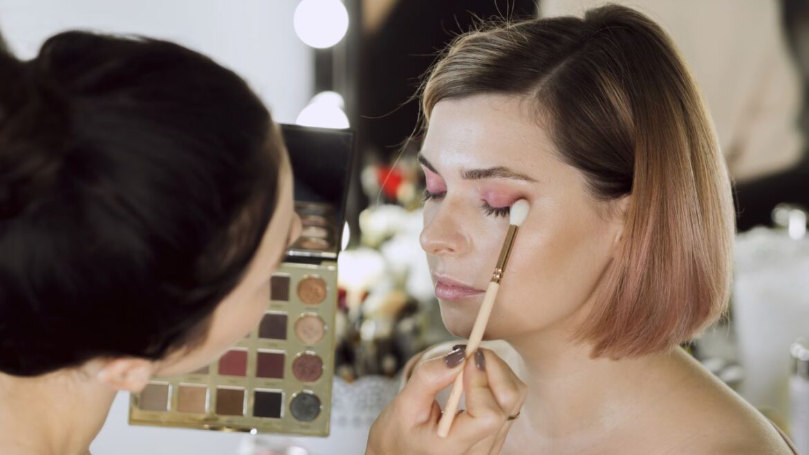 Lord Perfumaria promove aula gratuita de maquiagem