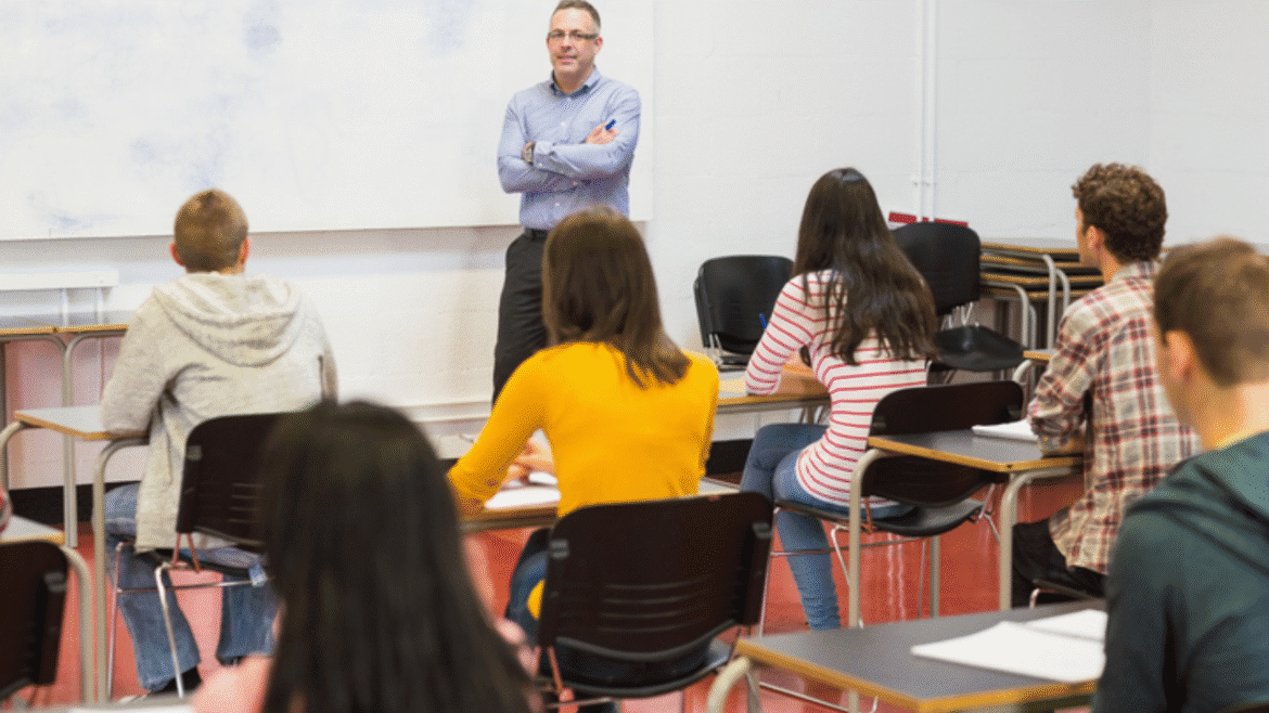 Rumo à formação acadêmica: bolsas do governo e de universidades permitem realizar o sonho da graduação