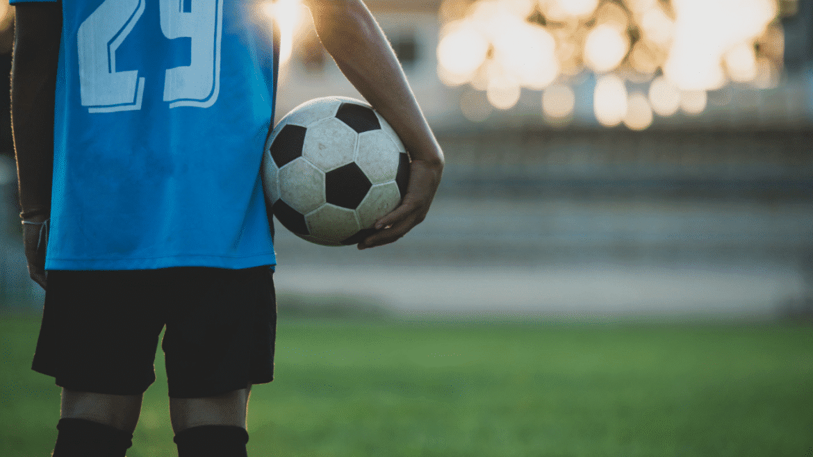 Futebol desde a infância reforça tradição brasileira no Jardins Genebra em Brasília
