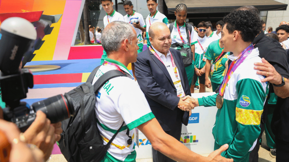 Governador enaltece infraestrutura de Brasília e incentiva prática esportiva em visita à arena dos Jogos da Juventude