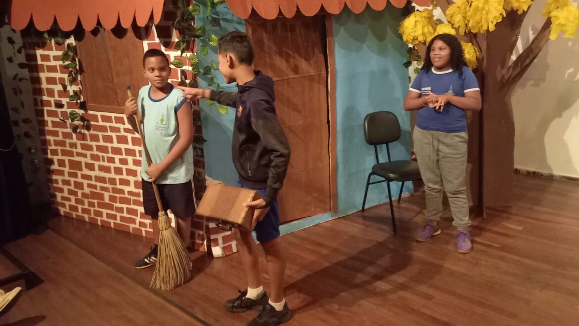 "A Toca do Tatu": fábula musical do Cerrado leva arte da literatura dramática às escolas públicas do DF