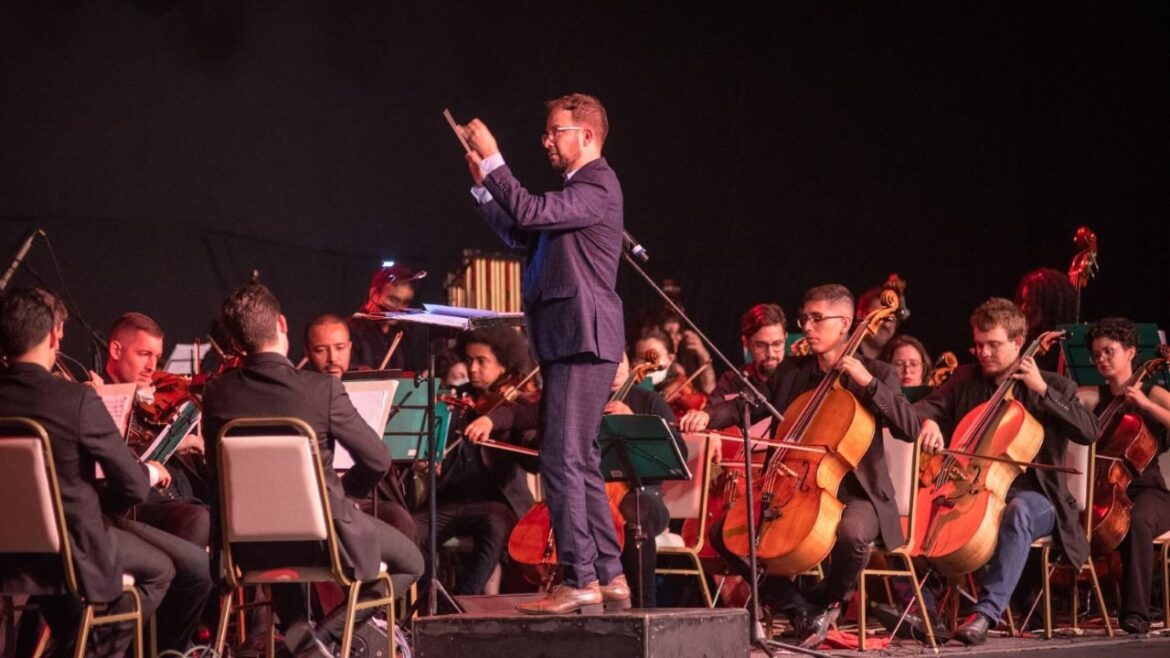 Orquestra Filarmônica de Brasília inaugura o Natal “Rubi Iluminado”, com chegada do Papai Noel no Pátio Brasil Shopping
