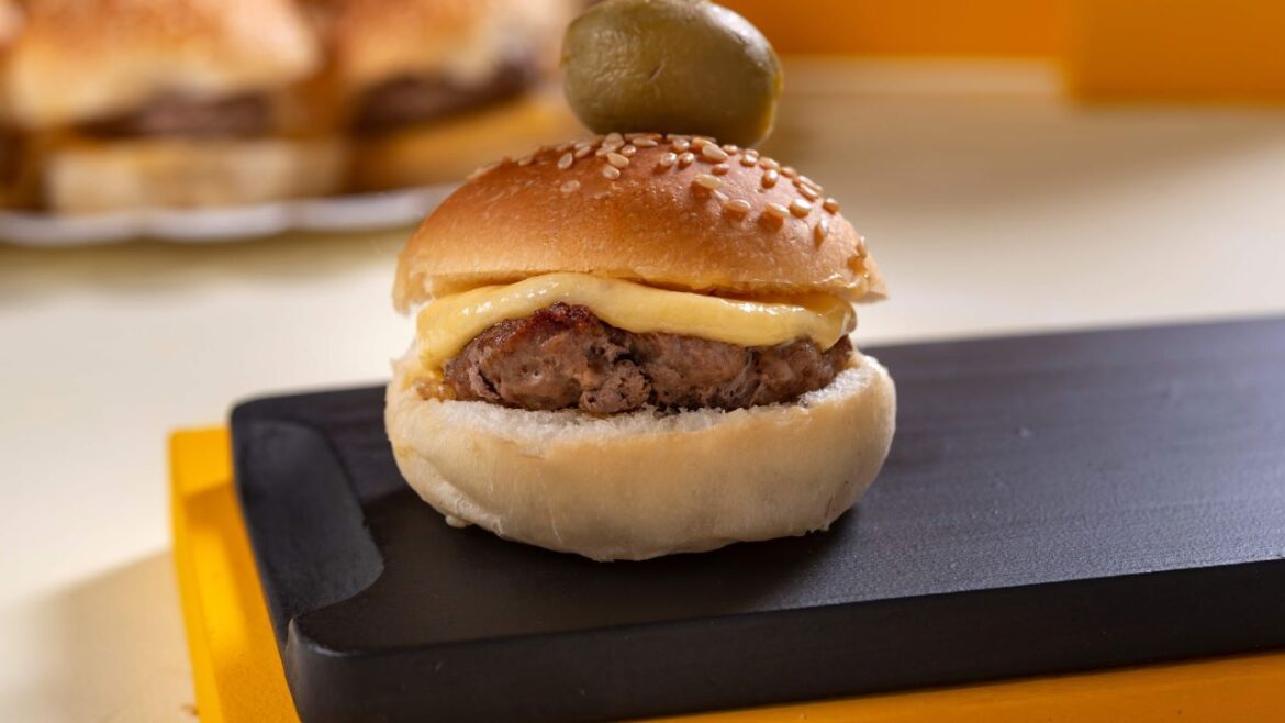 Mais de mil opções no cardápio: Pão Dourado reforça seu cardápio para serviço de encomendas