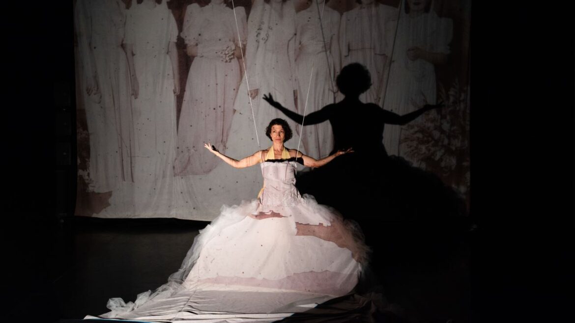 "Memória Matriz” lança luz sobre a construção do feminino e a violência de gênero em espetáculo da Cia Lumiato