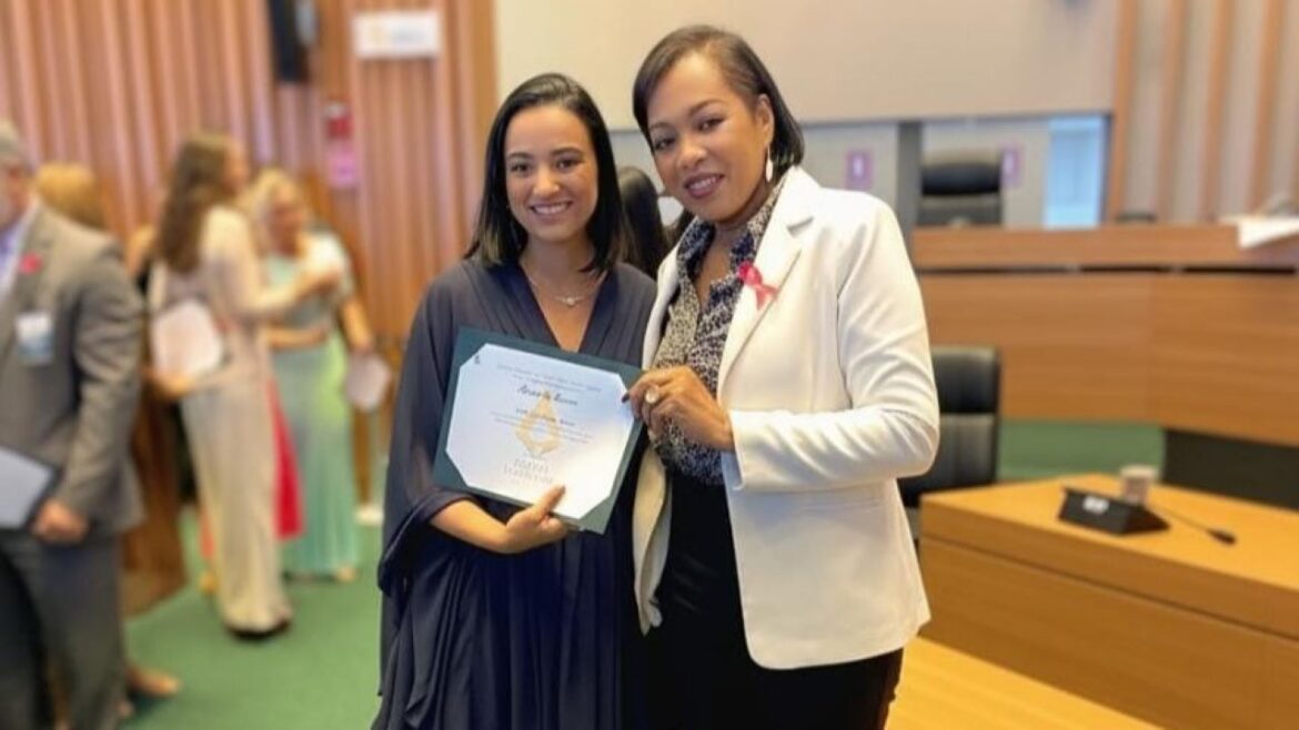 Paula Freitas recebe Moção de Louvor na CLDF