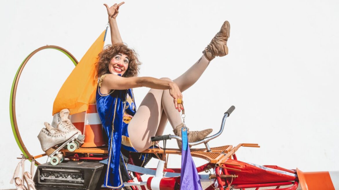 “A Domadora de Bicicletas” chega ao Sesc Silvio Barbato com humor, poesia e acrobacias