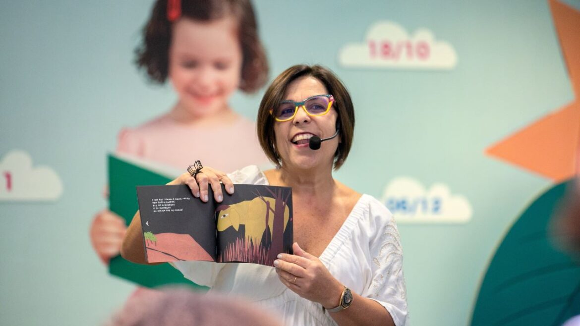 Alessandra Roscoe realiza leitura para bebês no Clube dos Pequenos Leitores do Boulevard Shopping Brasília