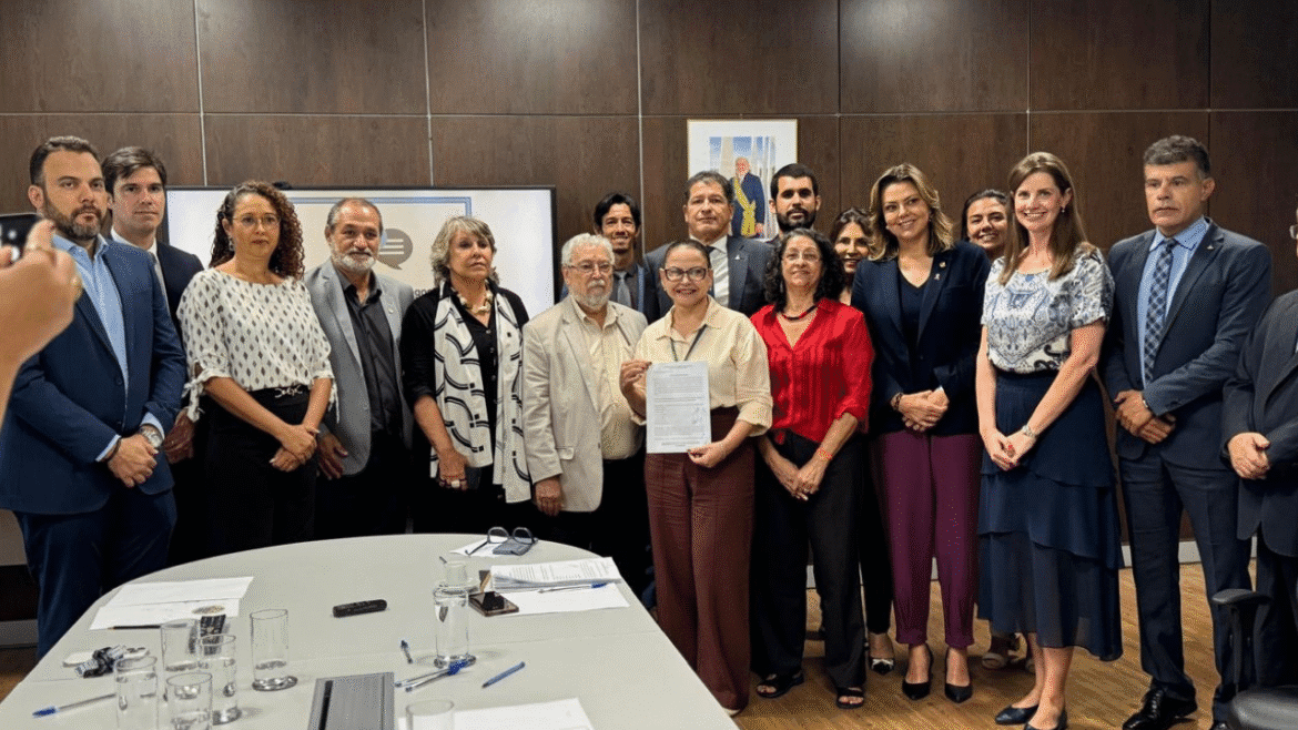 Sinpol e Sindepo DF formalizam aceite de reajuste dos policiais civis junto ao MGI