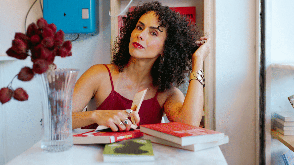 Maria Carolina Machado realiza o segundo lançamento do livro "Esplendor”, agora em São Sebastião