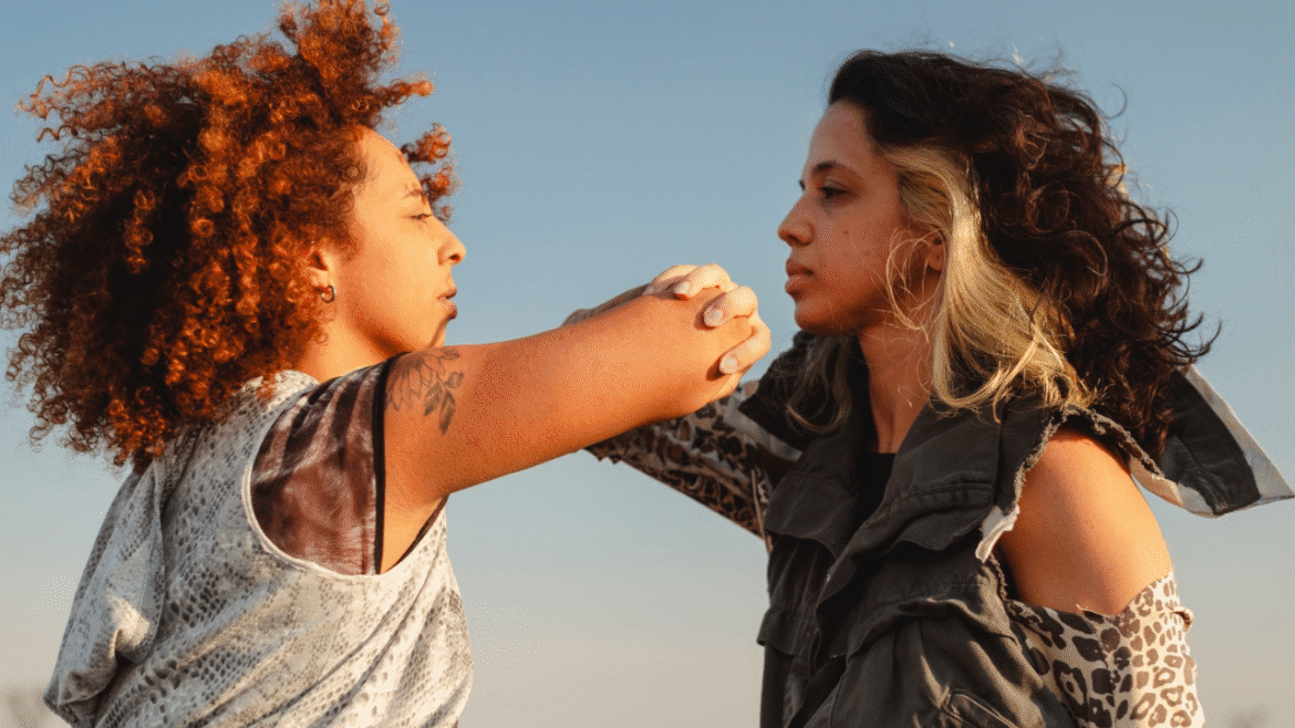 Do deserto à cena: roupas descartadas ganham nova vida no espetáculo FIM, em cartaz no CCBB Brasília