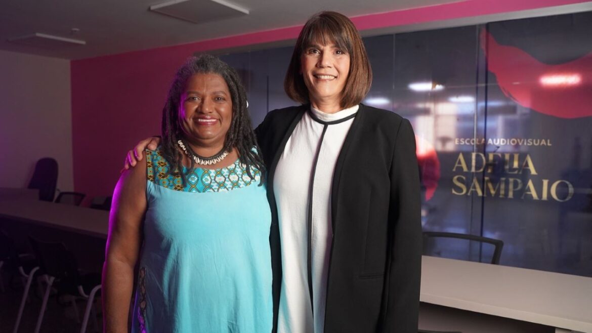 Malala Filmes homenageia Adelia Sampaio durante visita ao DF