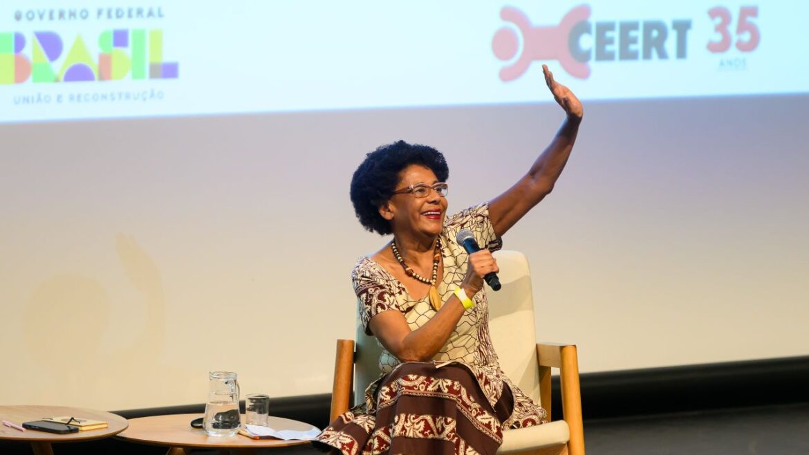 Cida Bento é homenageada com a Comenda da Ordem Nacional do Mérito Educativo