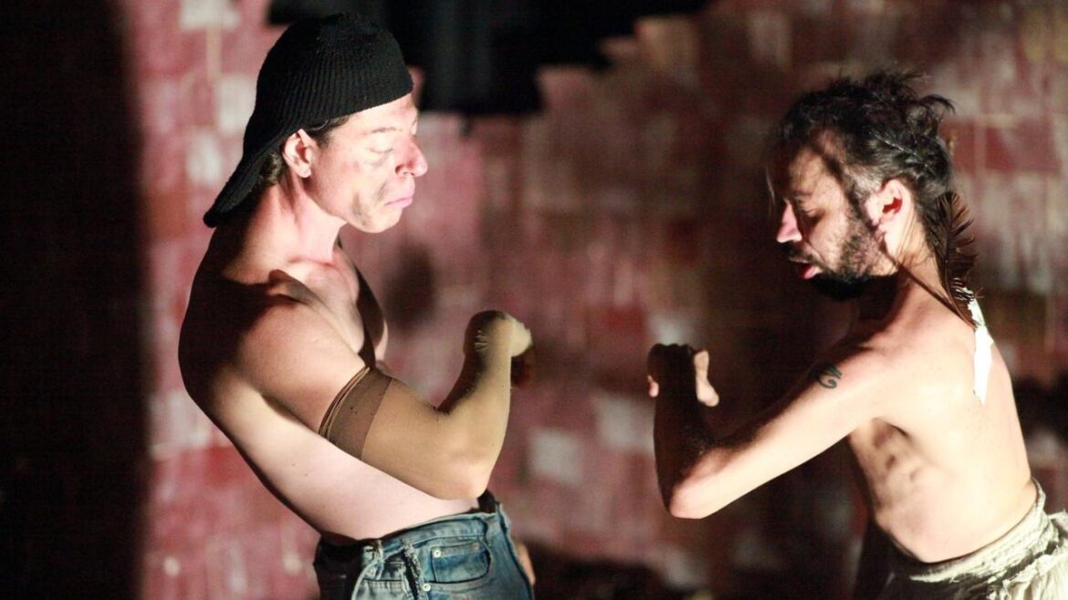 Após duas semanas de apresentações, Velhos caem do céu como canivetes” segue em temporada no CCBB Brasília