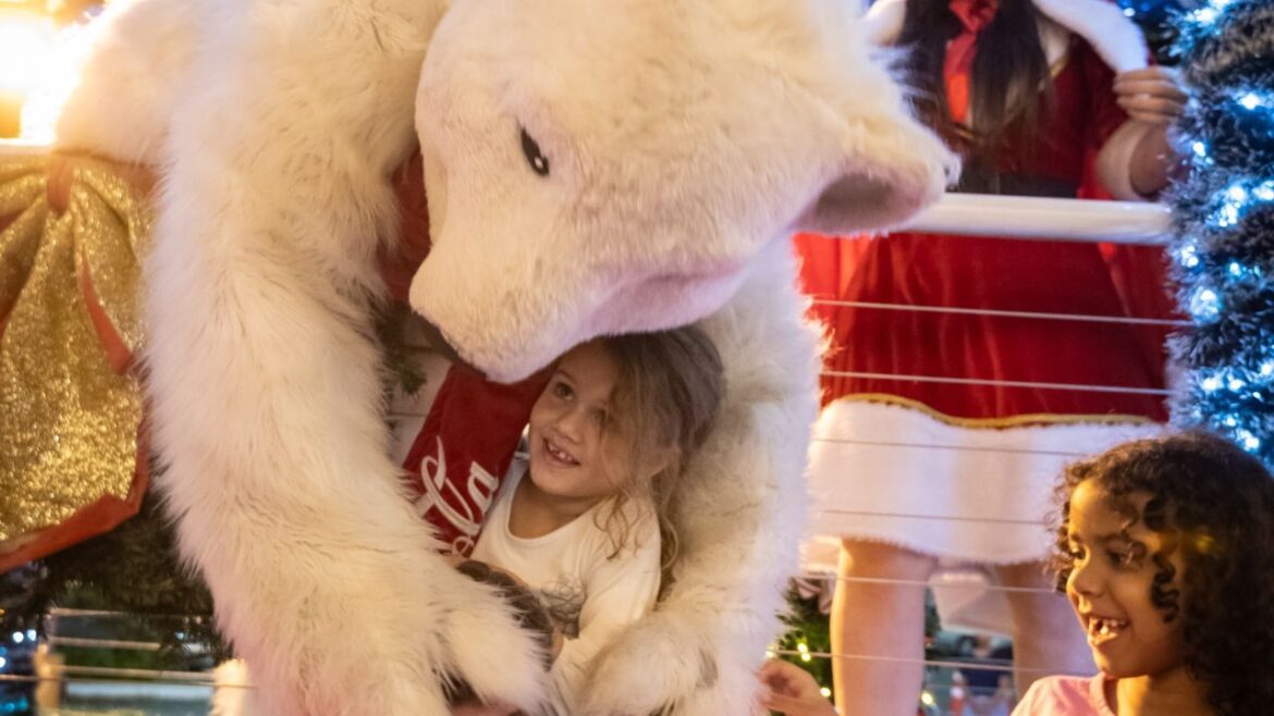 Boulevard Shopping Brasília recebe a Caravana de Natal da Coca-Cola em noite especial