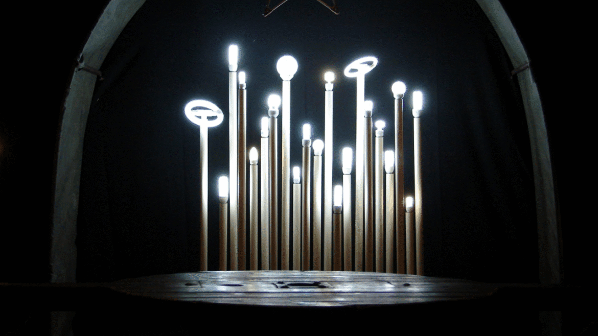 Oficina gratuita de iluminação cênica no CCBB Brasília integra a temporada de Velhos Caem do Céu como Canivetes