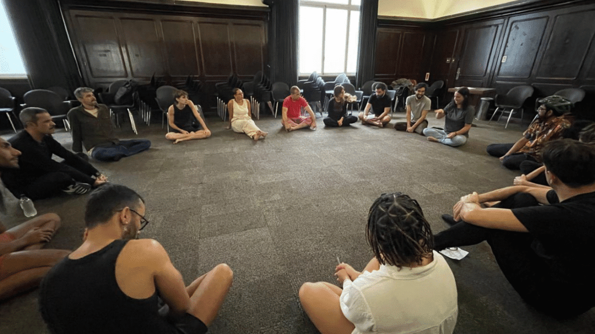 Oficina gratuita investiga a força da palavra em cena no CCBB Brasília