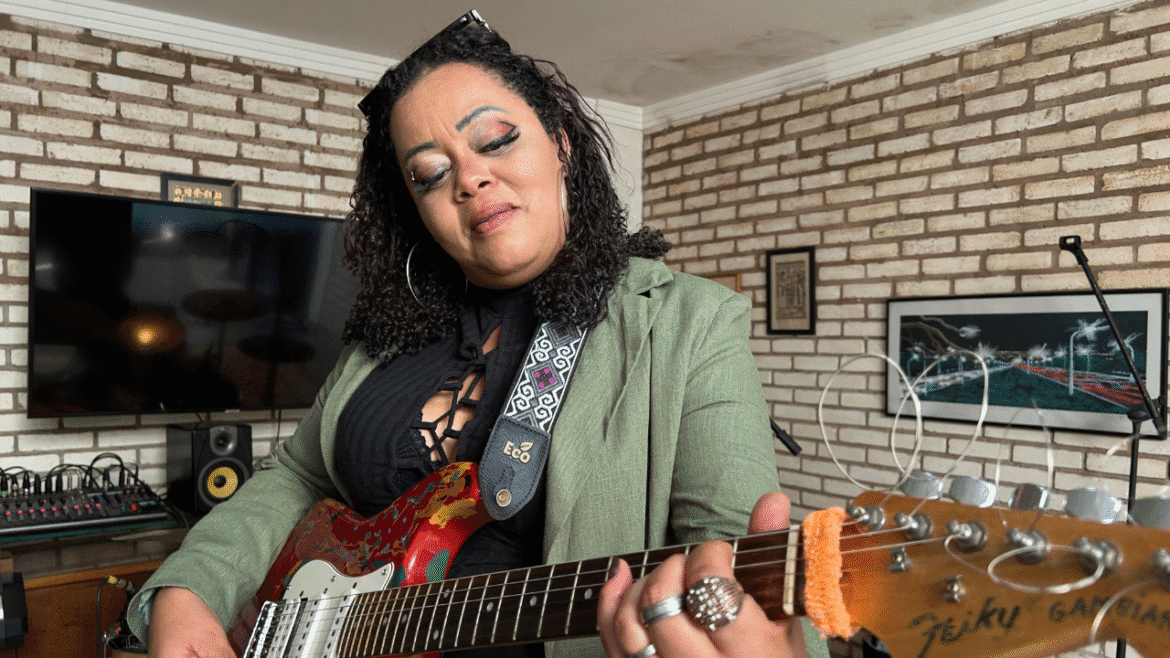 Projeto "Dona Gi e sua Negritude" leva fusão de rap e rock a escolas públicas de Samambaia, em palestra-show sobre resistência negra