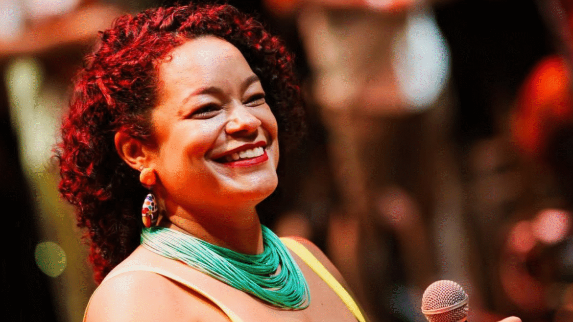 Juscelino Bar e Restaurante recebe a cantora Carol Nogueira e happy hour estendido