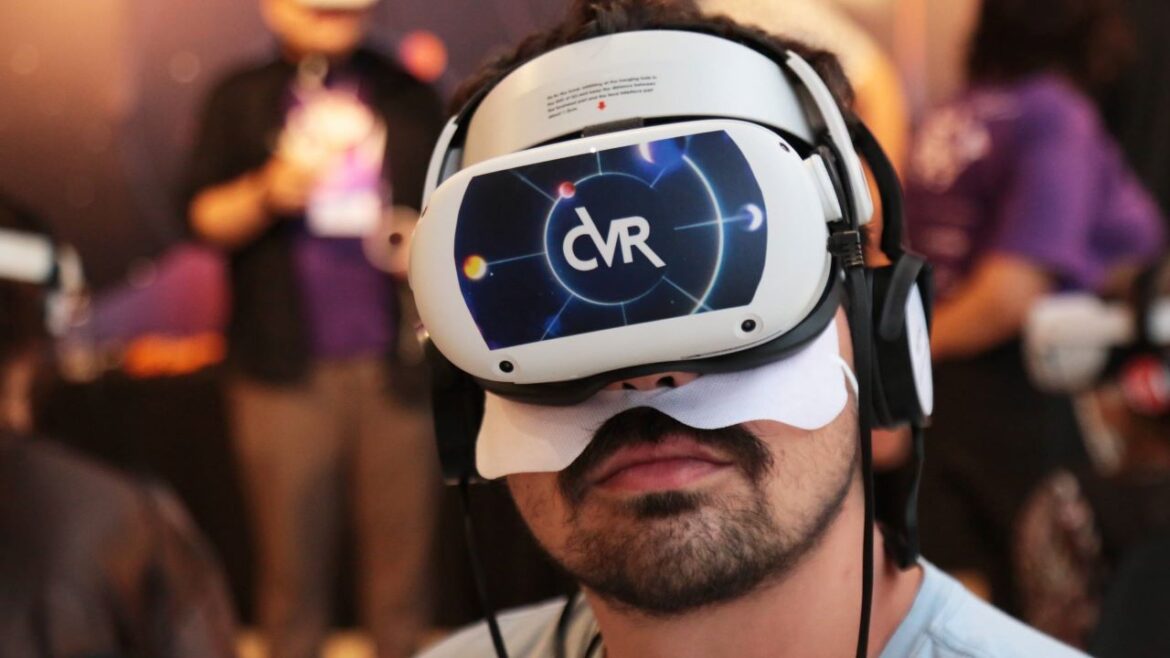 HODARI recebe homenagem na cerimônia de abertura do 13º Curta Brasília - Festival Internacional de Curta-metragem, com exibição especial de videoclipe indicado ao Grammy