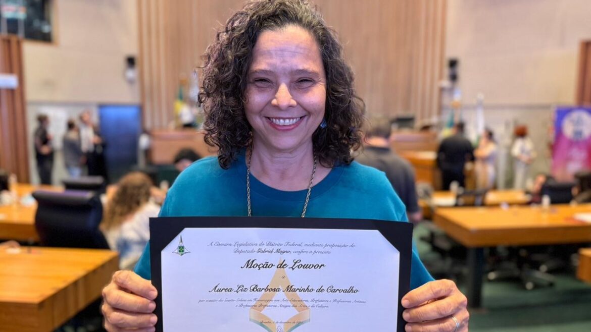 Áurea Liz recebe Moção de Louvor por contribuição à cultura e à educação no DF