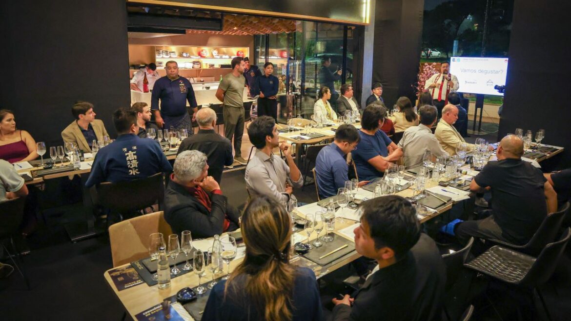 Cerimônia do Kagamibiraki reúne celebridades nipônicas no Noru Sushi